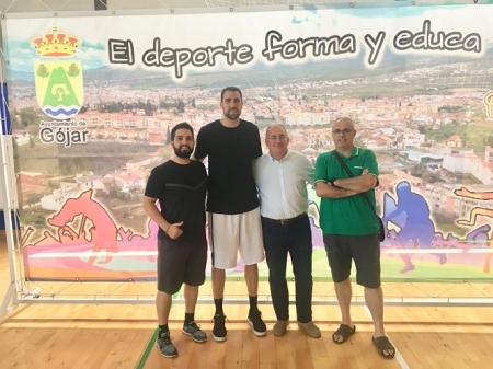 Pablo Aguilar con el alcalde de Gójar