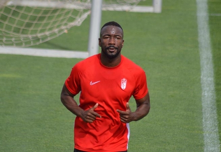 Neyder Lozano realiza carrera contínua sobre el césped de la Ciudad Deportiva (GRJ)