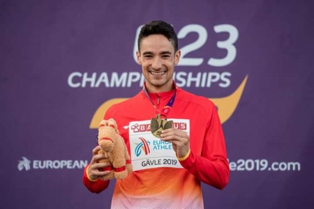 Ignacio Fontes con su medalla de oro (DEPORTES UGR)