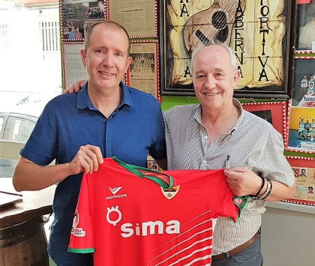 David Valderas entrega la camiseta del Sima Peligros a Manuel García Bueno (PFS)