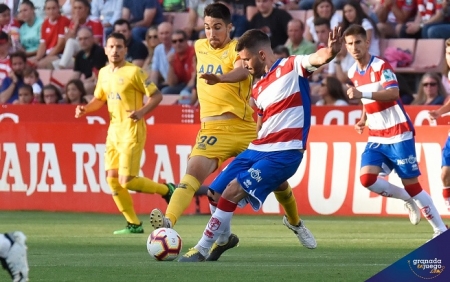 Fran Rico efectuando un pase en largo en el último partido de Liga 123 ante el Alcorcón (LFP)