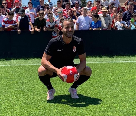 Roberto Soldado posa en la ciudad deportiva del Granada CF (JOSÉ VELASCO)