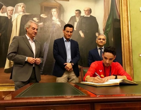 Ignacio Fontes firma en el libro de honor de la Ciudad (AYTO. GRANADA)