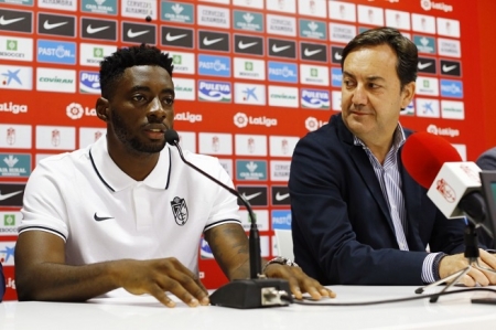 Yan Eteki en la sala de prensa de la Ciudad Deportiva junto a Fernández Monterrubio (GRANADA CF)