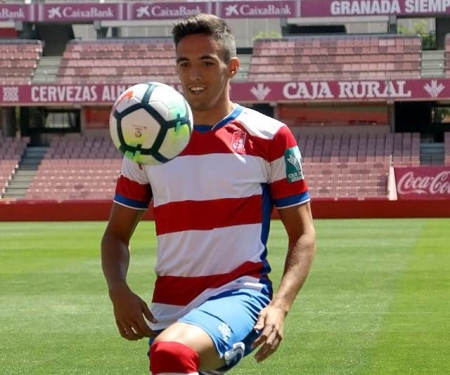 José Antonio Martínez en su presentación con la elástica rojiblanca (JOSÉ VELASCO)