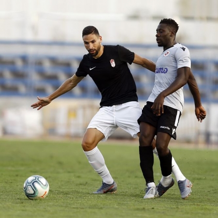 Antonio Puertas pelea por el balón con un jugador del conjunto inglés (GRANADA CF)