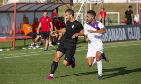 Soldado pugna por un balón ante un jugador del Real Jaén (Foto: GCF)