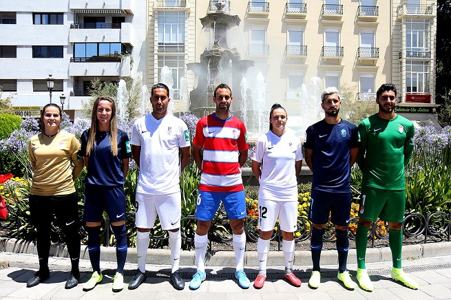 El Granada presentó las equipaciones de la próxima temporada en la Fuente de las Batallas (Foto: José Velasco) El Granada presentó las equipaciones de la próxima temporada en la Fuente de las Batallas (Foto: José Velasco)