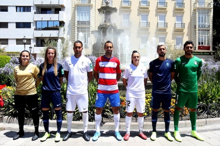 El Granada presentó las equipaciones de la próxima temporada en la Fuente de las Batallas (Foto: José Velasco)