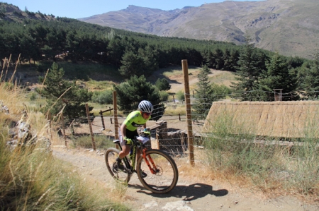 Un ciclista en pleno esfuerzo (CETURSA) 