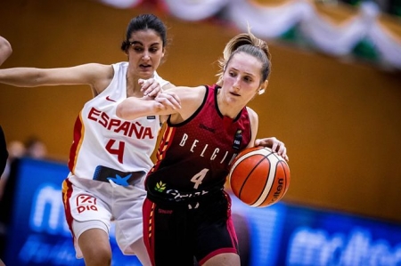 Mamen Blanco defiende a una jugadora belga (FIBA) 