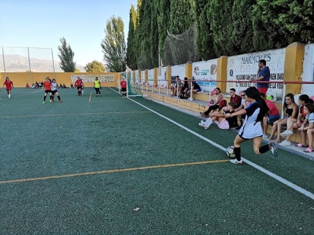 Una jugadora bota un saque de esquina (AYTO. CÚLLAR VEGA)