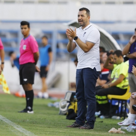 Diego Martínez da instrucciones a sus pupilos (Foto: GCF)