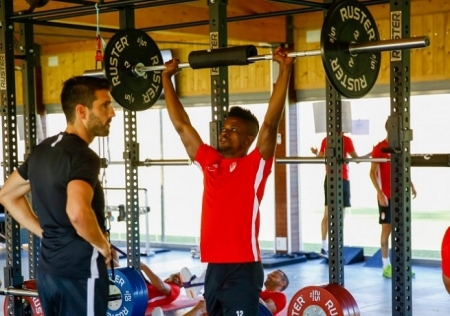 Ramón Azeez hace ejercicios físicos ante la mirada de Manolo Lucena (Foto: GCF)