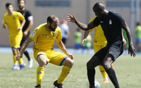 Adrián Ramos en uno de los partidos de la presente temporada (GRANADA CF)