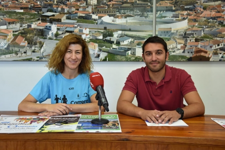 El concejal de Deporte, Antonio Vallejo, y Pilar Quesada, patrocinadora oficial de la carrera Popular Clínica Dental Quesada (AYTO. BAZA)