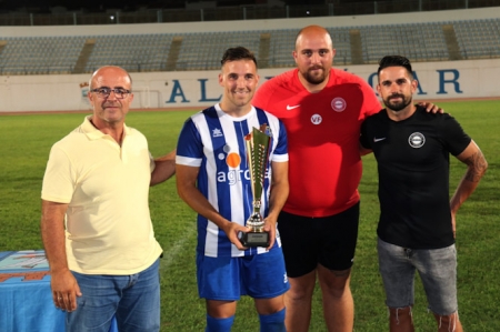 Alberto, capitán del Agroisa Huétor Tájar recoge el trofeo (AYTO. ALMUÑÉCAR)