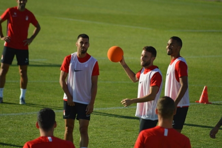 Quini intenta `eliminar´ a alguno de sus compañeros (GRJ)