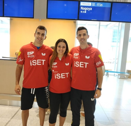 José Manuel Ruiz junto a otros dos palista antes de partir a Japón 