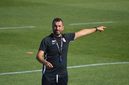Diego da instrucciones durante un entrenamiento (GRJ) 