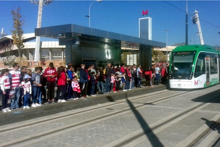 Aficionados del Granada esperando al Metro (JUNTA) 