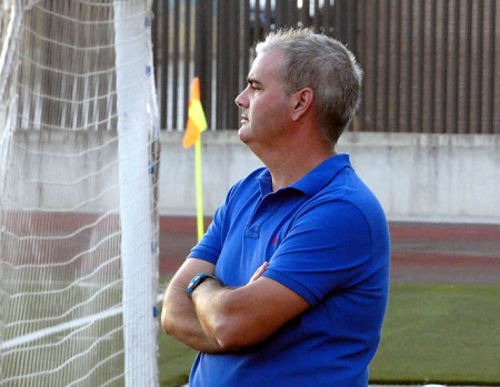 Jesús Párraga, entrenador del Loja CD, en un amistoso de pretemporada (MIGUEL JAIMEZ)