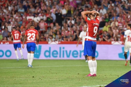 Soldado se lamenta en un lance del partido (J.M. BALDOMERO)