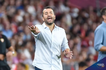Diego Martínez da instrucciones durante el partido (JOSÉ M. BALDOMERO)