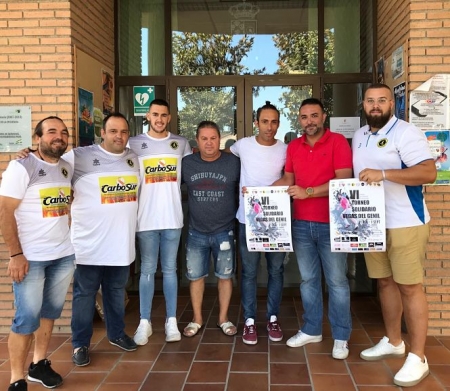 Miembros de Scuadra AD, organizadores del evento, junto al concejal de deportes y el alcalde de Vegas del Genil, durante la presentación del torneo benéfico (AYTO. VEGAS DEL GENIL)