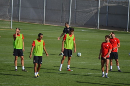 Bernardo, centro, durante un entrenamiento (GRJ)  