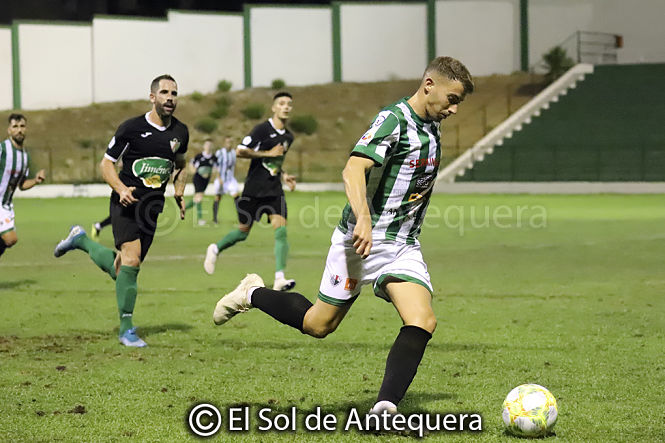 Un jugador del Antequera se dispone a centrar ante la mirada de Miguel Jiménez (EL SOL DE ANTEQUERA) Un jugador del Antequera se dispone a centrar ante la mirada de Miguel Jiménez (EL SOL DE ANTEQUERA)