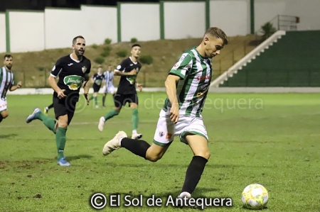 Un jugador del Antequera se dispone a centrar ante la mirada de Miguel Jiménez (EL SOL DE ANTEQUERA)