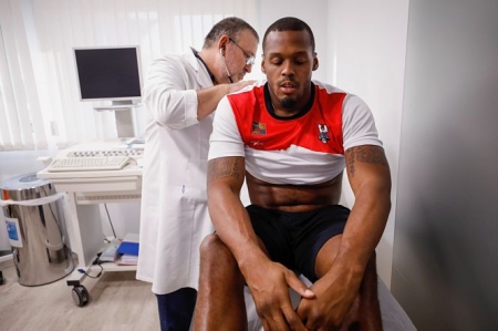 Earl Watson ha pasado el reconocimiento médico (FERMÍN RODRÍGUEZ)