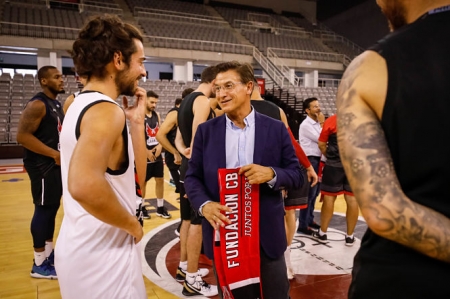 Luis Salvador durante su visita al entrenamiento del Covirán Granada (FERMÍN RODRÍGUEZ)