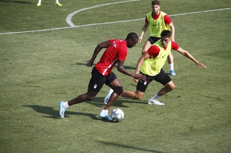 Ramos trata de superar a Martínez (GRJ) Ramos trata de superar a Martínez (GRJ)