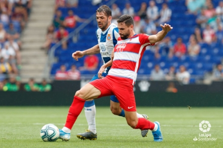Antonio Puertas en una pugna con un jugador del equipo perico (LA LIGA) Antonio Puertas en una pugna con un jugador del equipo perico (LA LIGA)