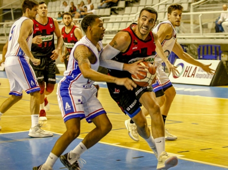 Alo Marín penetra a canasta (PHOTOGRAPHERS SPORTS) 