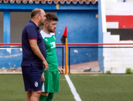 Manolo Rojas habla con un jugador en el campo de la UD San Pedro (ENCARNI QUESADA / ATARFE IND.)