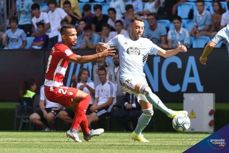 Yangel Herrara presiona a Iago Aspas (JOSÉ M. BALDOMERO)