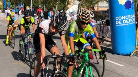 Ciclistas en pleno esfuerzo durante la prueba celebrada en Churriana (FAC) 
