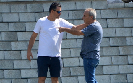 Paco Caba dialoga con Óscar Sierra, entrenador del At. Zubia (LÁZARO)