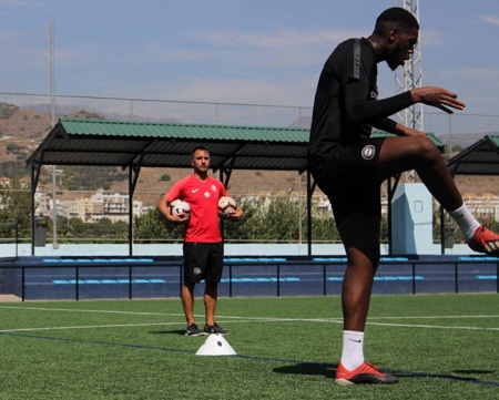 Viti, al fondo, sigue de cerca uno de los entrenamientos del equipo
