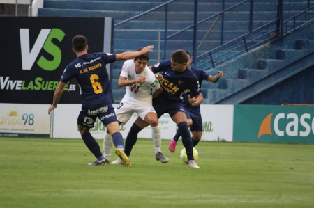 Mario pelea por el balón con tres jugadores del Ucam Murcia (@UCAMMURCIACF)