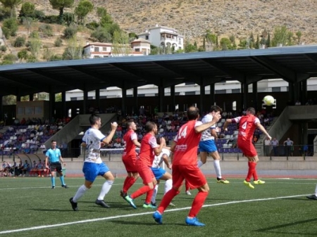 Niño cabecea para conseguir el primer gol del partido (MIGUEL JAÍMEZ)