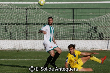 Javi Pérez se fajó en defensa ante el Antequera (EL SOL DE ANTEQUERA)