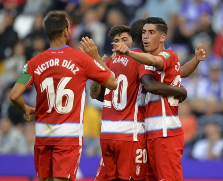 Carlos Fernández recibe las felicitaciones de sus compañeros tras marcar (GRANADA CF)
