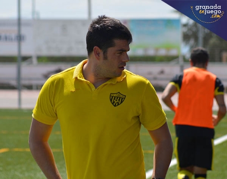 Rafa Callejas, exentrenador del FC Cubillas, durante un partido (GRJ)