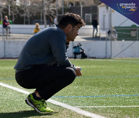 Jaime Morente, entrenador del CD Huétor Vega, durante un partido (GRJ)