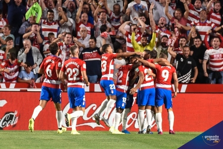 Los jugadores del Granada celebran uno de los tantos que anotaron ante el FC Barcelona (GRJ)