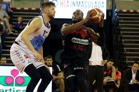 Earl Watson busca el lanzamiento a canasta  (JOSÉ VELASCO)